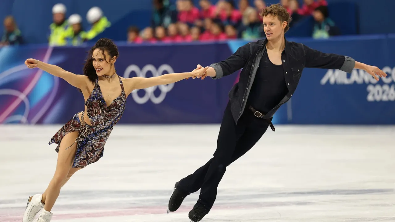 Madison Chock dan Evan Bates beraksi di Milano Ice Skating Arena, arena kompetisi seluncur indah Olimpiade 2026. (Foto: AP)