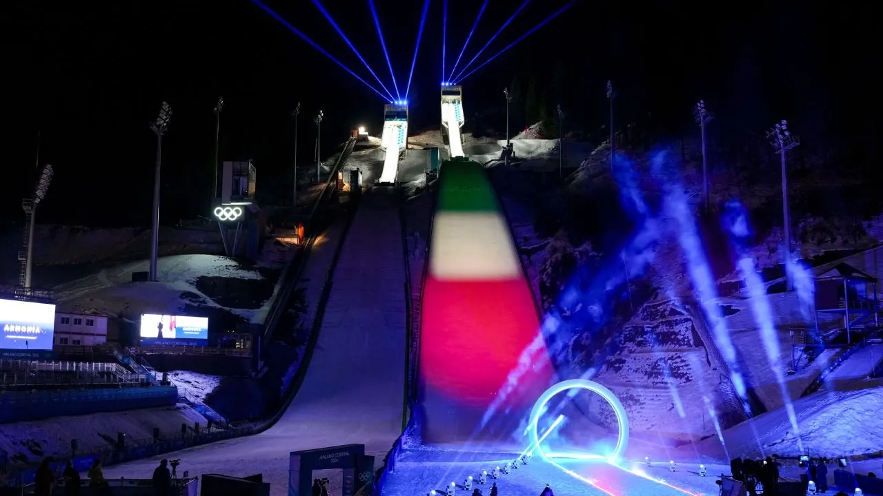 Penampakan Predazzo Ski Jumping Stadium, yang menjadi arena utama cabang olahraga ski jumping di Olimpiade Musim Dingin 2026. (Foto: AP)