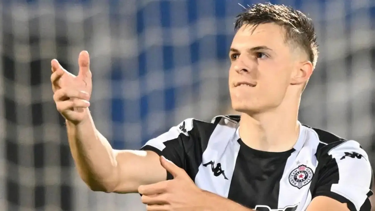 Gagal di Bulan Januari, Milan Akan Datangkan Andrej Kostic di Musim Panas