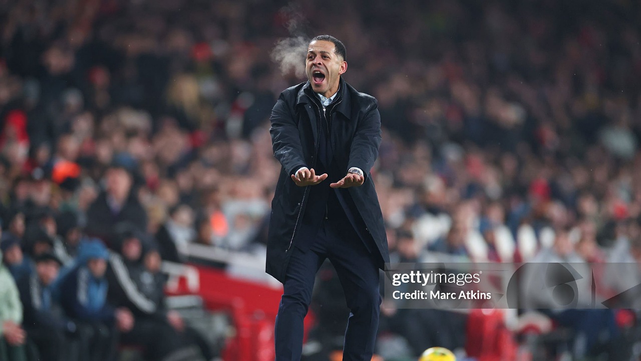 Liam Rosenior Tertawa atas Momen Canggungnya di Emirates Stadium