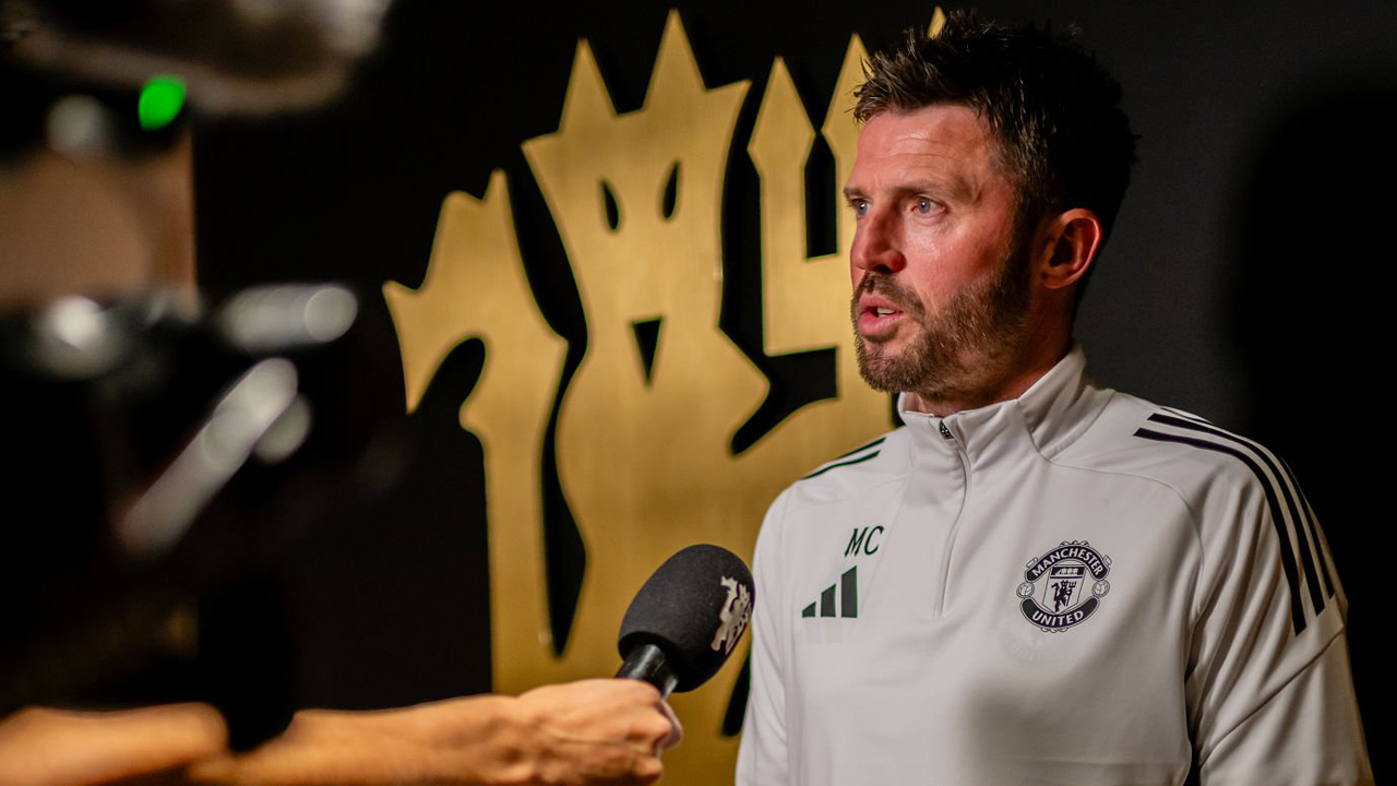 Michael Carrick Puji Sikap Profesional Zirkzee di Tengah Tren Positif MU