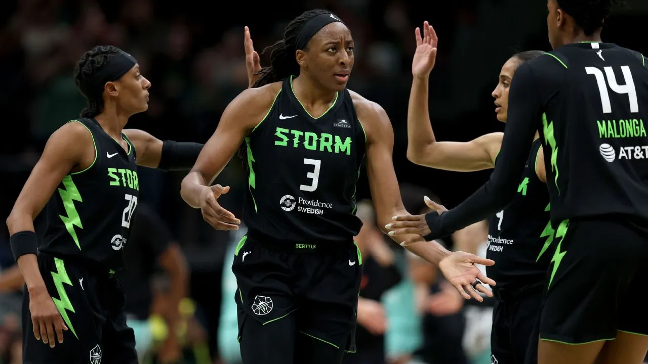 Menurut Nneka Ogwumike, penyelesaian isu pembagian pendapatan menjadi kunci utama dalam proses negosiasi.CBA antara WNBA dan serikat pemain. (Foto: AP)