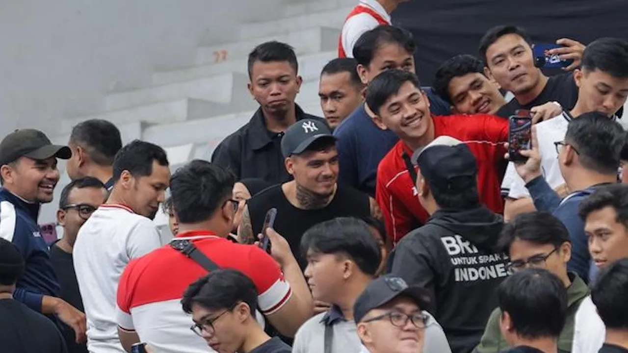 Shayne Pattynama ikut menonton pertandingan Timnas Futsal Indonesia