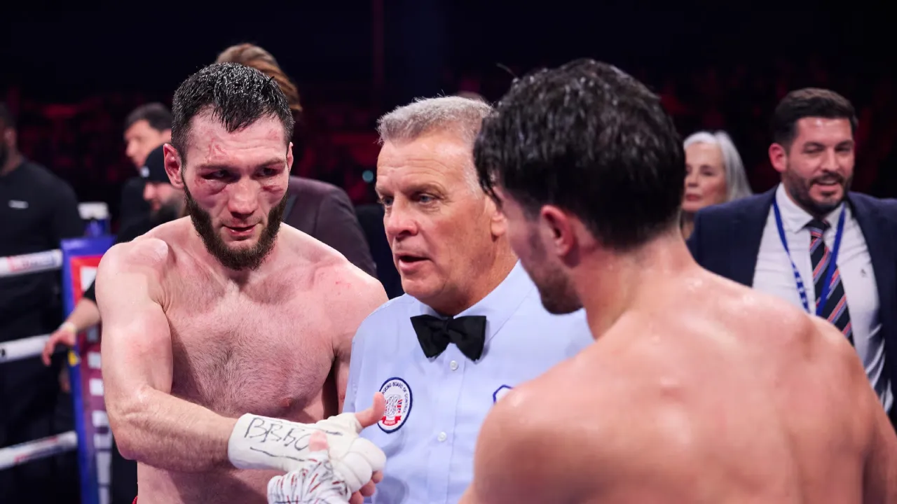 Bakhram Murtazaliev (kiri) menjabat tangan Josh Kelly usai pertarungan mereka. (Foto: Fight TV)