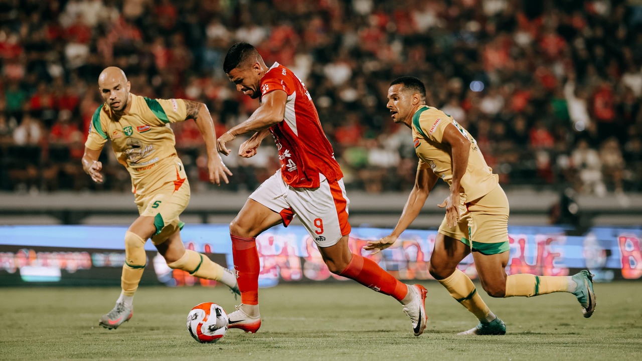 Bali United Ditekuk Persebaya, Johnny Jansen Soroti Finishing dan Fokus