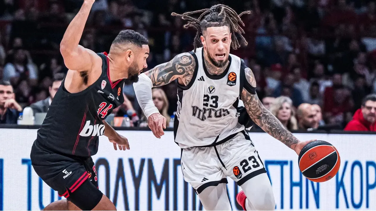 Daniel Hackett ucapkan terima kasih kepada fans Olympiacos.