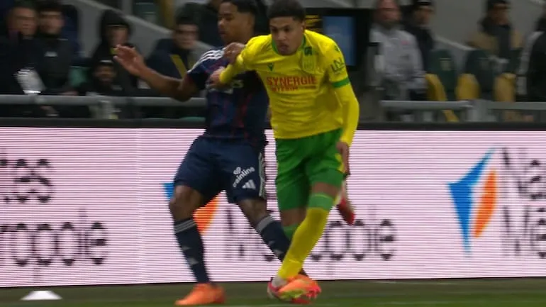 Endrick Felipe Kena Kartu Merah saat Lyon Hadapi Nantes - sumber: (footballespana)
