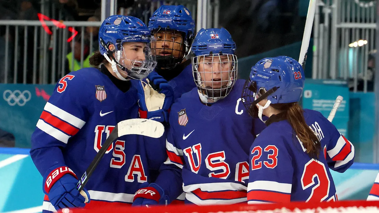 Hilary Knight (kedua dari kanan) melakukan selebrasi setelah mencetak gol untuk tim hoki es putri AS saat menghadapi Finlandia, Sabtu (7/2). (Foto: AP)