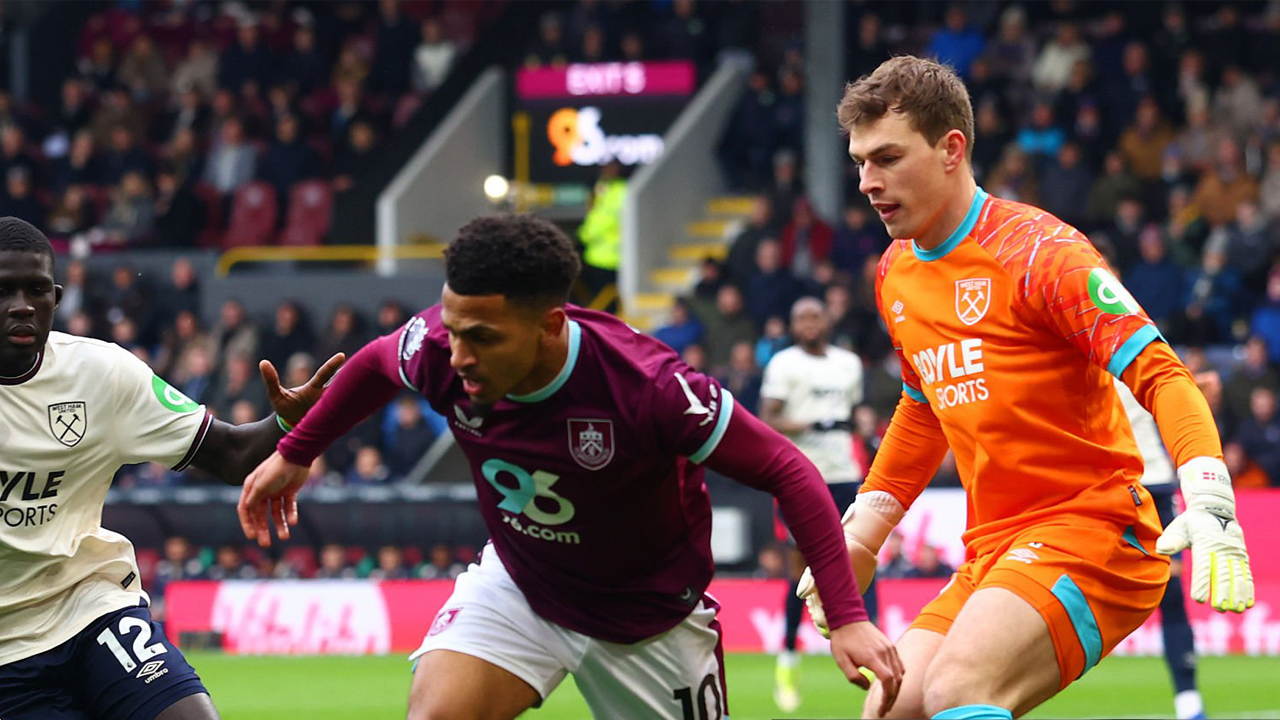 Mads Hermansen Optimis West Ham Bisa Bikin MU Terpeleset