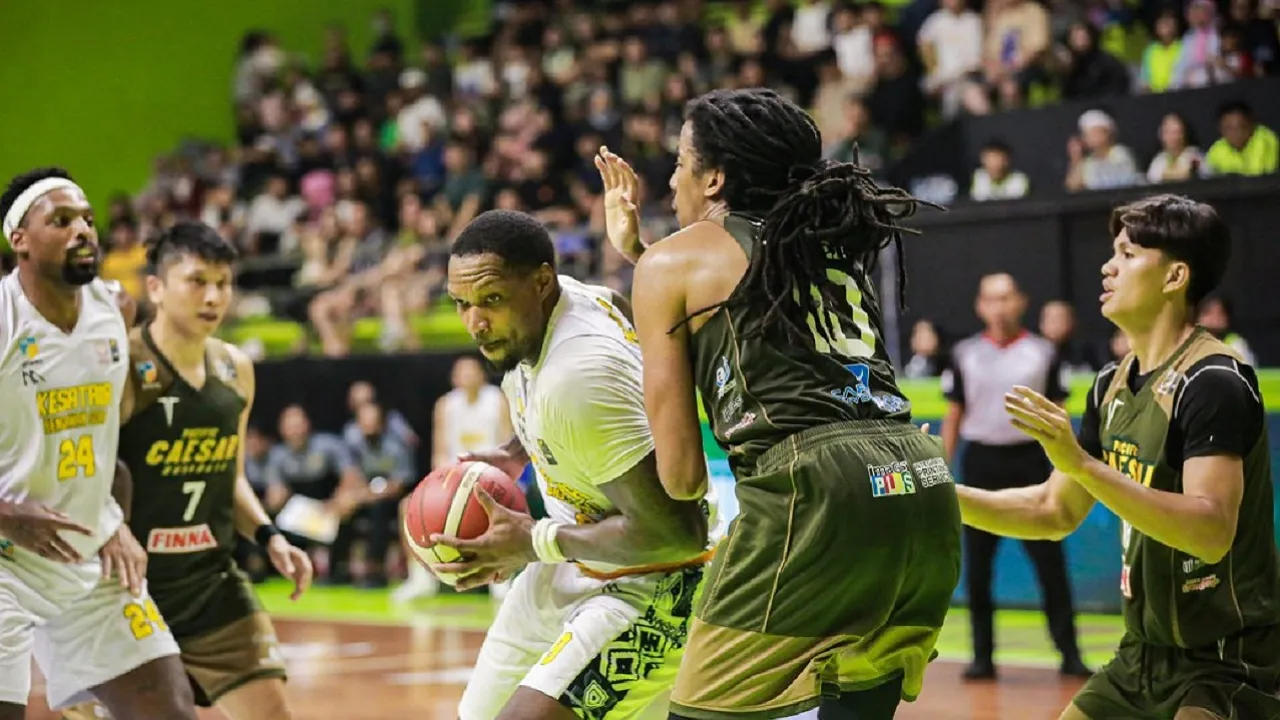 Kesatria Bengawan Solo masih terlalu tangguh bagi Pacific Caesar Surabaya.