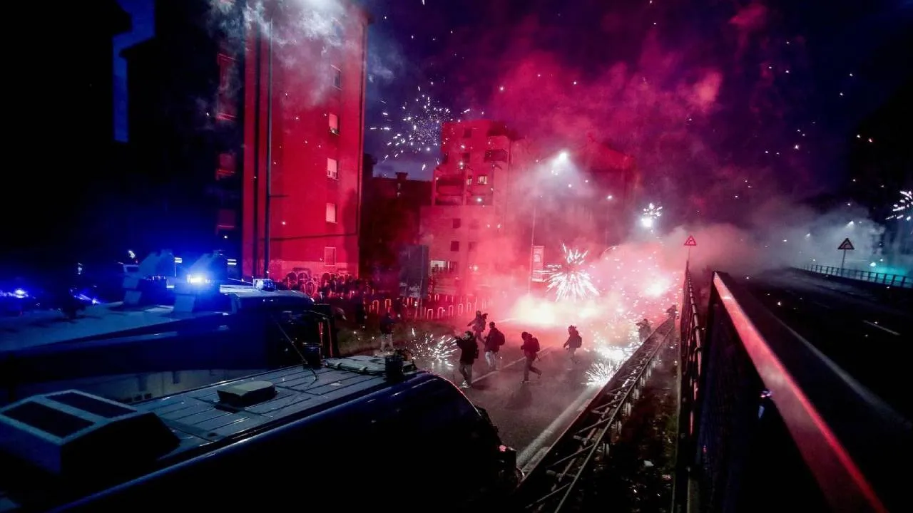 Puluhan demonstran melemparkan petasan dan bom asap serta berusaha menuju area arena hoki es Santagiulia, yang menjadi salah satu lokasi pertandingan Olimpiade. (Foto: AP)