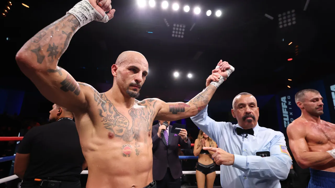 Radivoje Kalajdzic (kiri) melakukan selebrasi setelah dinyatakan sebagai pemenang atas mantan juara dunia Oleksandr Gvozdyk di Las Vegas. (Foto: AP)