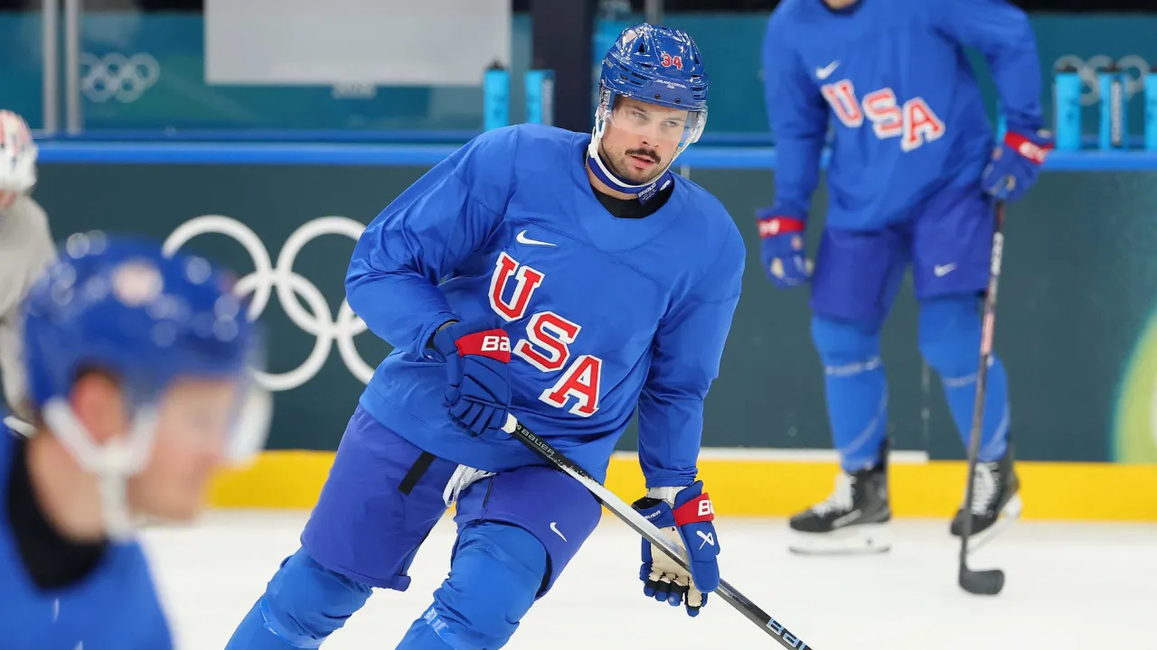 Auston Matthews beraksi dalam latihan perdana tim hoki es AS di arena Olimpiade. (Foto: AP)