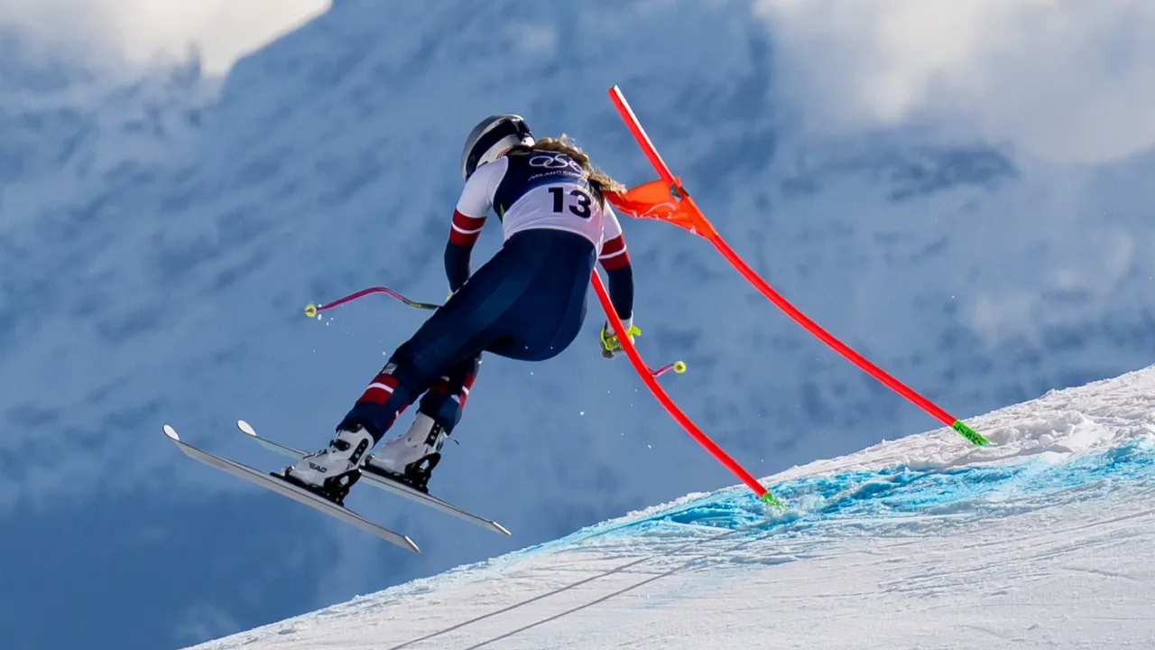 Lindsey Vonn terpelating ke lereng setelah lengan kanannya menyentuh gerbang lintasan yang membuatnya kehilangan kendali. (Foto: AP)