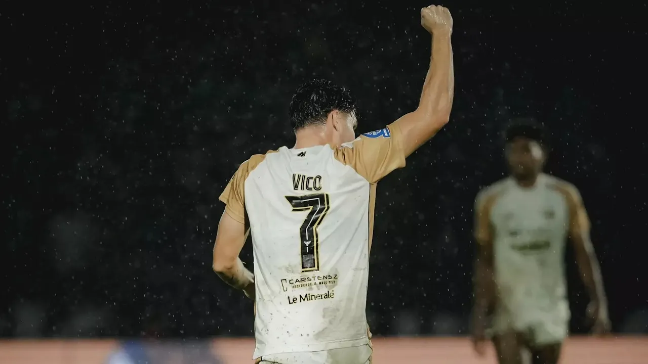 Pemain anyar Dewa United FC, Vico Duarte merayakan gol debut