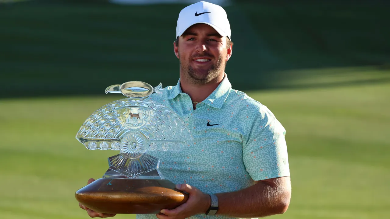 Chris Gotterup berpose dengan trofi Phoenix Open. (Foto: Golf Digest)