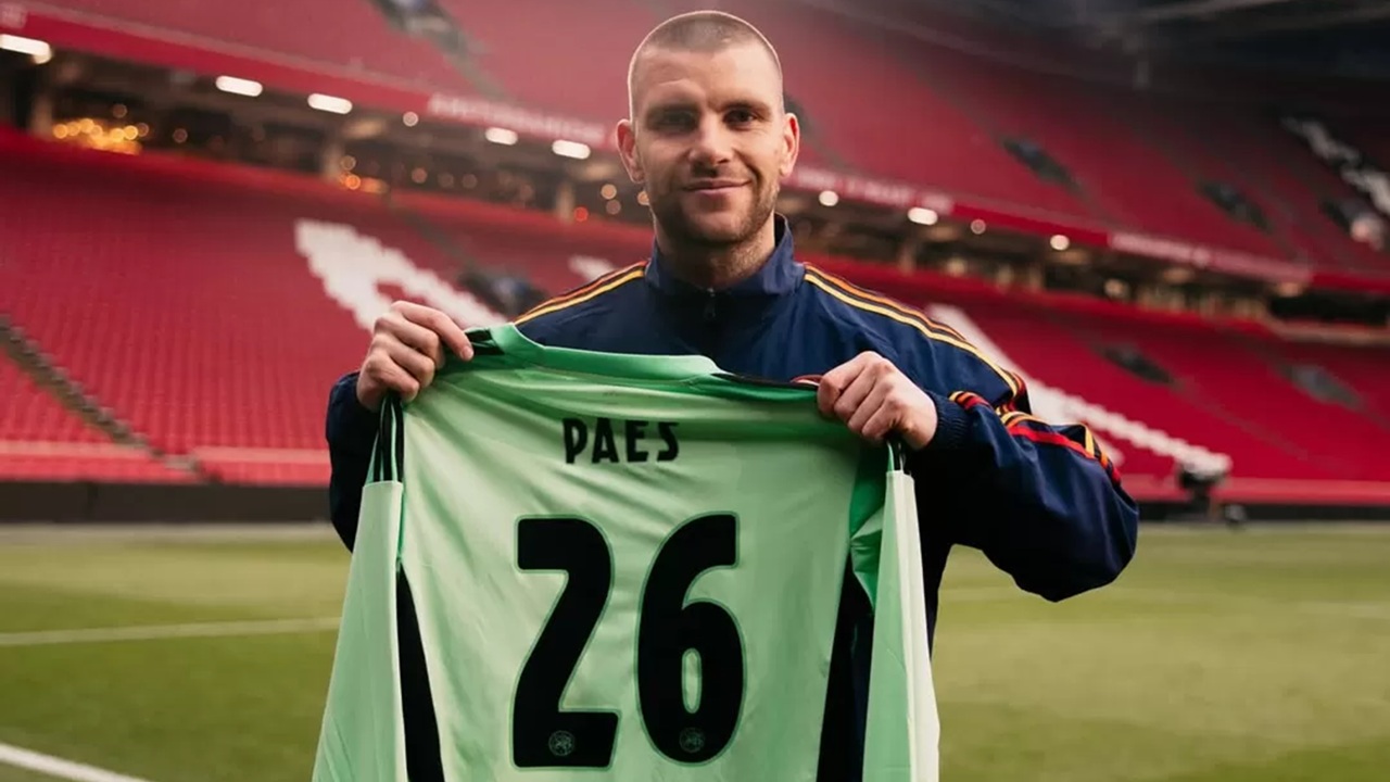 Debut Maarten Paes Bersama Ajax Tertunda Akibat Izin Kerja Belum Keluar