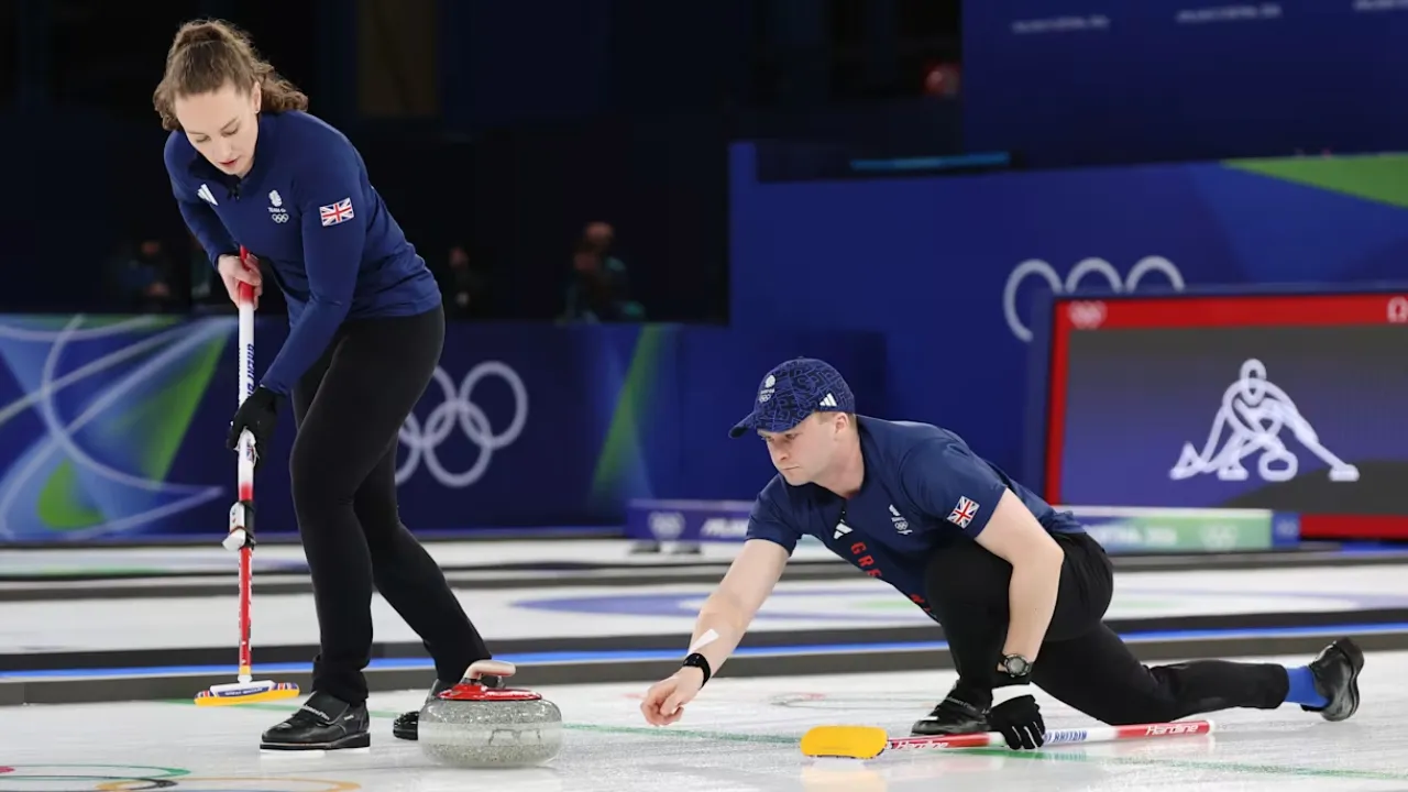 Pasangan curling campuran Jennifer Dodds dan Bruce Mouat memastikan posisi puncak klasemen setelah mengalahkan tuan rumah Italia dalam pertandingan ketat. (Foto: AP)