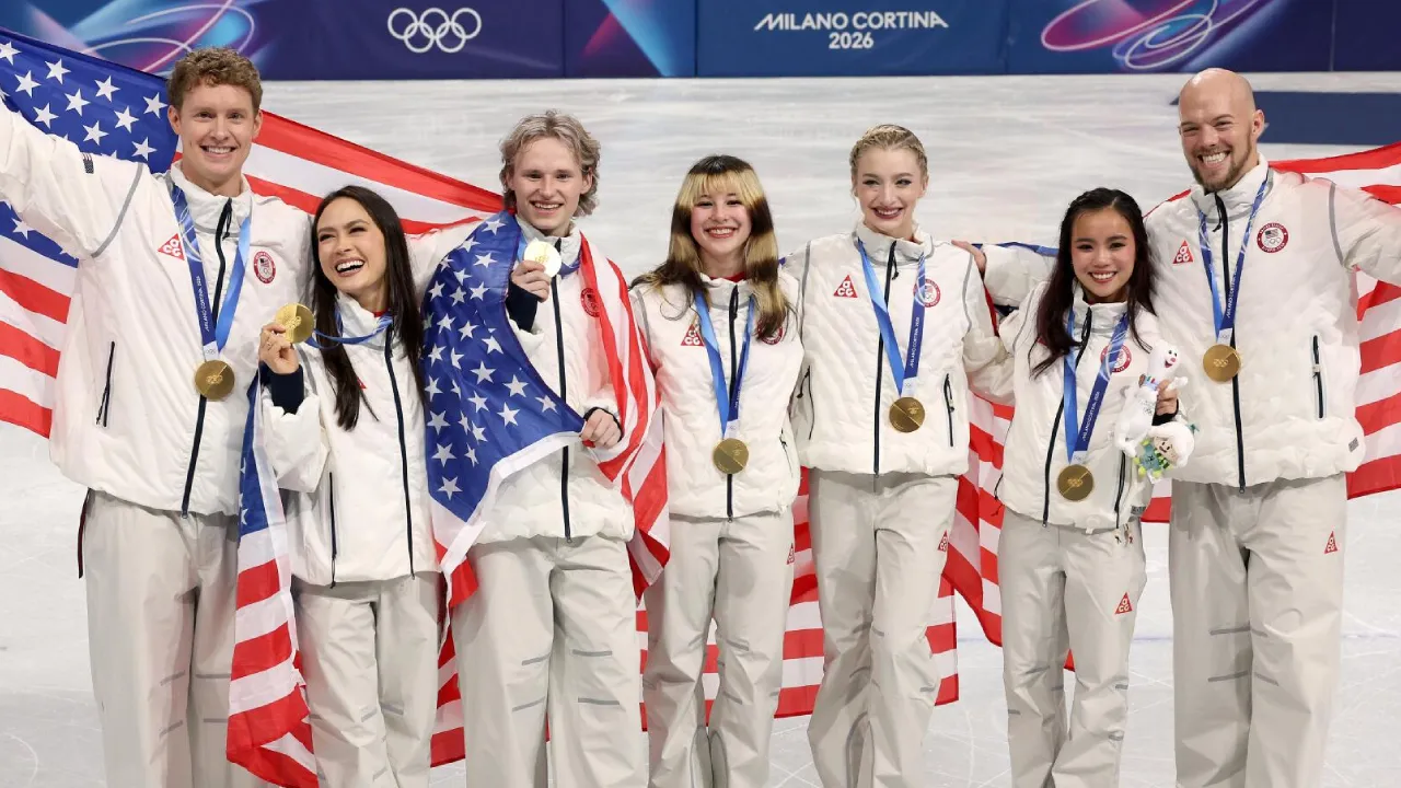 Ilia Malinin (ketiga dari kiri) berpose bersama tim seluncur indah Amerika Serikat setelah memenangi medali emas nomor beregu di Olimpiade 2026. (Foto: AP)