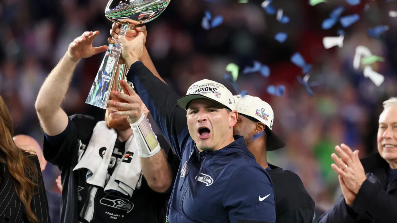 Klint Kubiak mengangkat Trofi Lombardi setelah mengantarkan Seattle Seahawks memenangi Super Bowl LX. (Foto: AP)