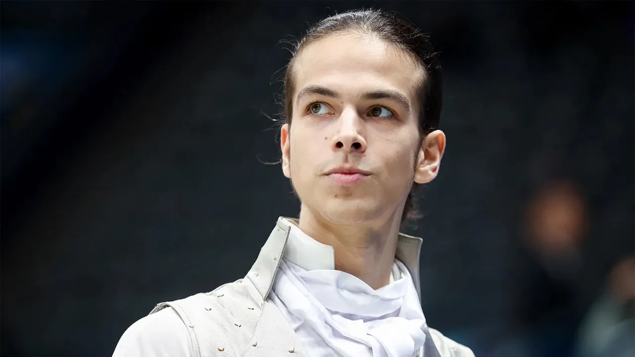 Petr Gumennik akhirnya memilih menggunakan komposisi “Waltz 1805” karya Edgar Hakobyan, yang berhasil memperoleh persetujuan penggunaan tepat waktu. (Foto: AP)