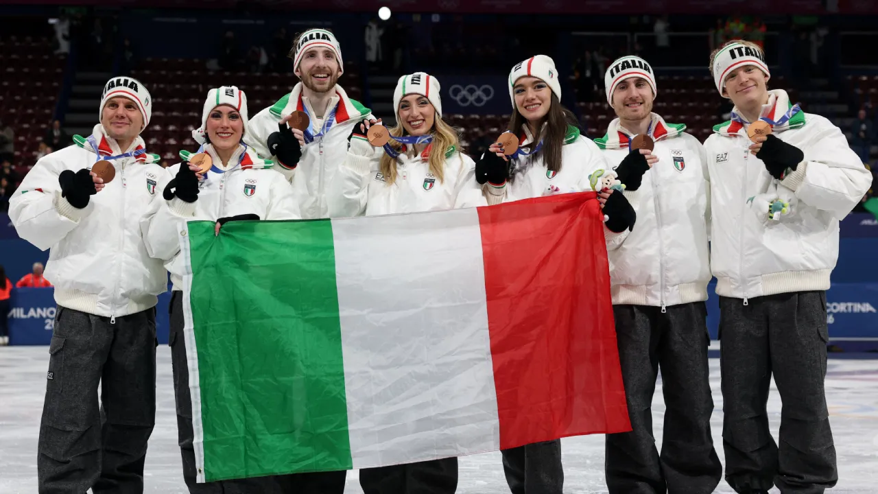 Tim seluncur indah Italia berpose setelah merebut medali perunggu nomor beregu di Olimpiade 2026. (Foto: AP)