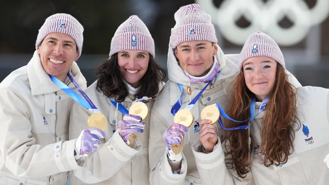Tim biathlon Prancis berpose setelah memenangi nomor estafet campuran 4x6 km biathlon di Olimpiade 2026. (Foto: AP)