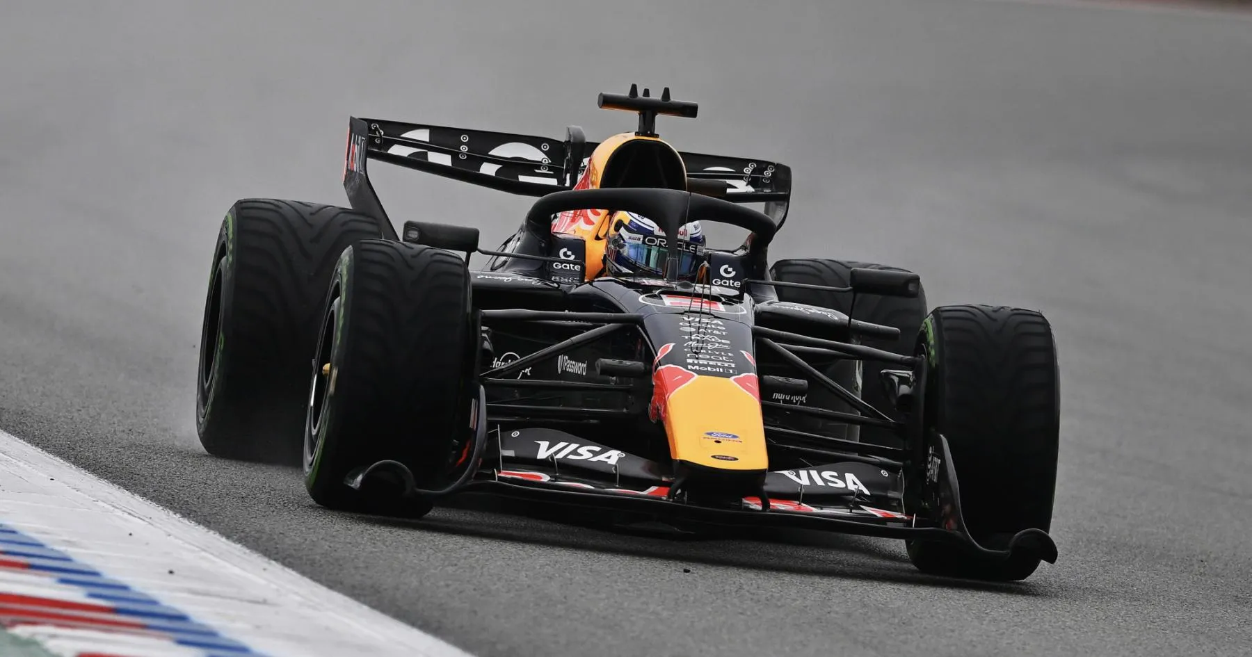 Red Bull Siap Dukung Verstappen Raih Gelar Kelima - sumber: (racingnews365)