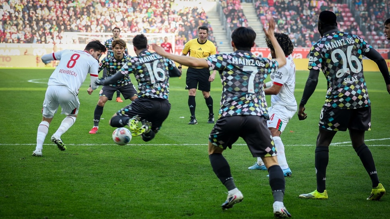 Wasit Patrick Ittrich Jelaskan Penalti Kontroversial Saat Mainz vs Augsburg