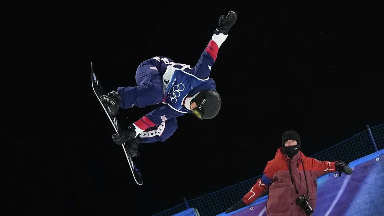 Chloe Kim mencoba lintasan halfpipe sekitar dua pekan sebelum penyelenggaraan Olimpiade. (Foto: AP)