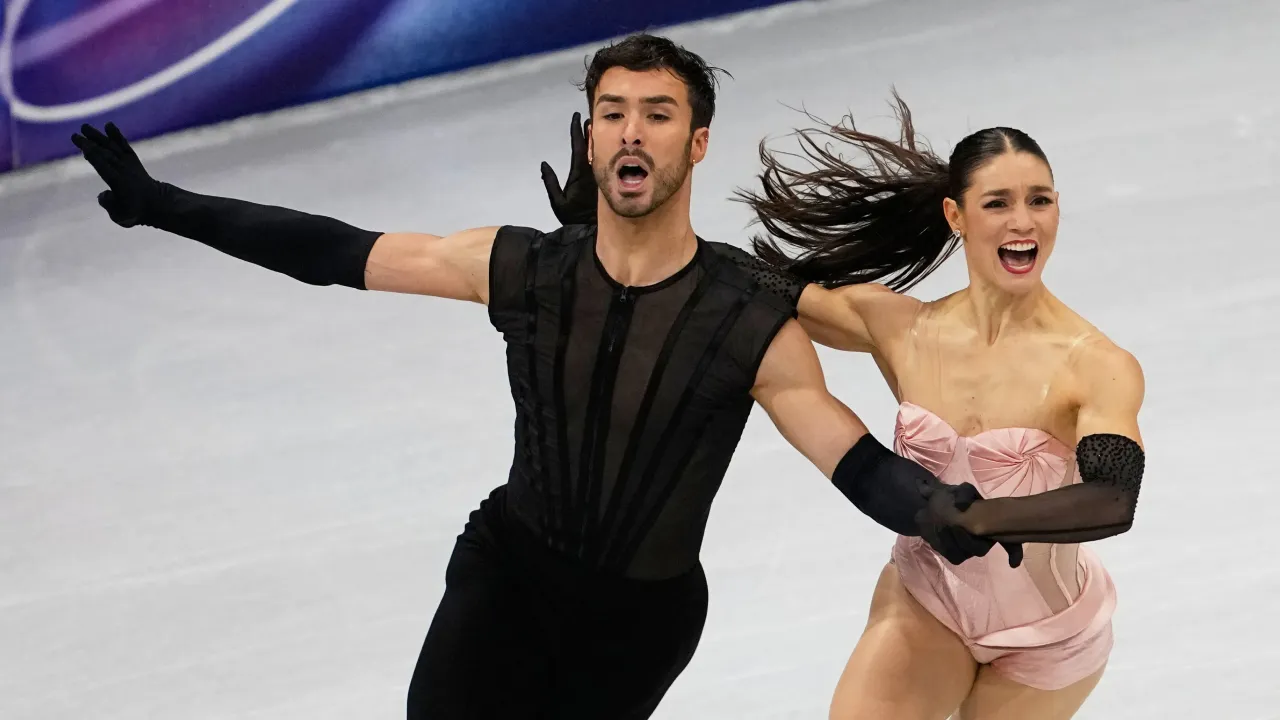 Penampilan memukau Beaudry dan Guillaume Cizeron dengan iringan lagu Vogue milik Madonna menghasilkan 90,18 poin, skor tertinggi dalam kompetisi ice dance sejauh ini. (Foto: AP)
