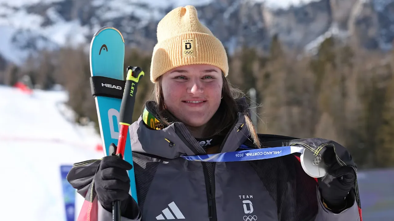 Emma Aicher, yang baru saja meraih medali perak nomor downhill putri, dikenal sebagai atlet serbabisa yang mampu tampil di berbagai nomor. (Foto: AP)