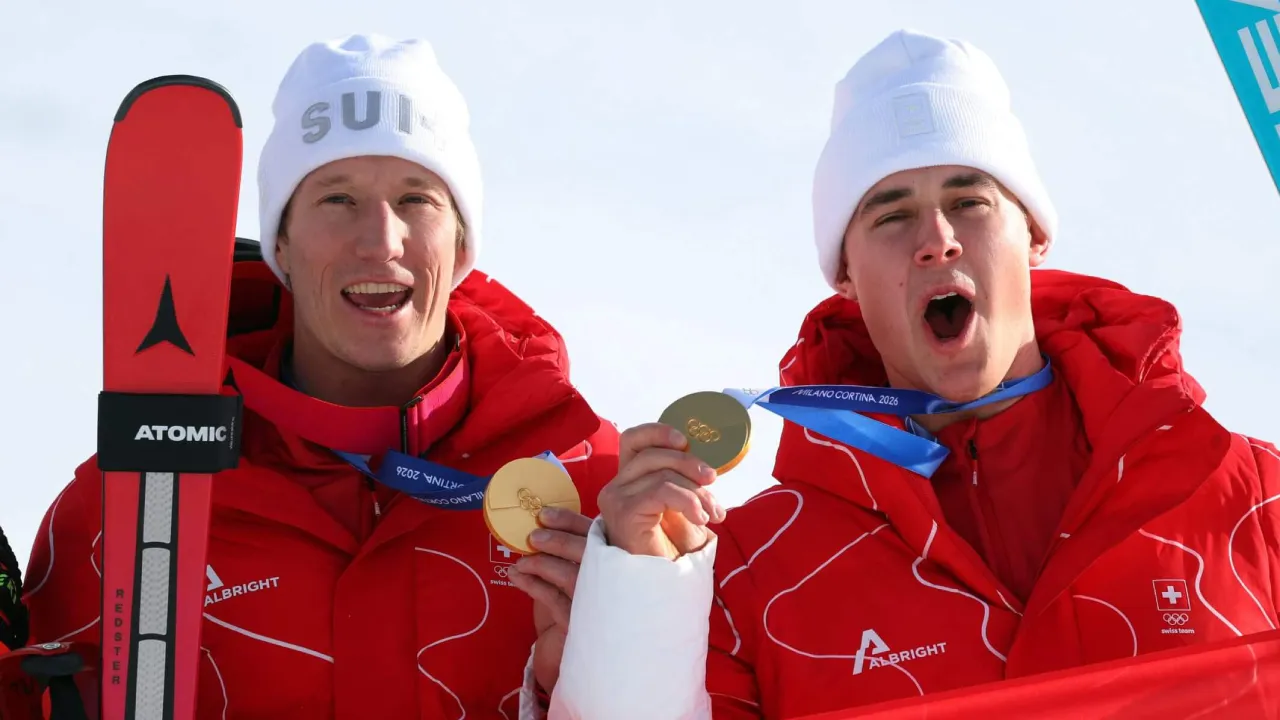 Franjo von Allmen (kiri) berpose dengan rekan setim Tanguy Nef setelah menerima medali emas untuk nomor team combined putra. (Foto: AP)