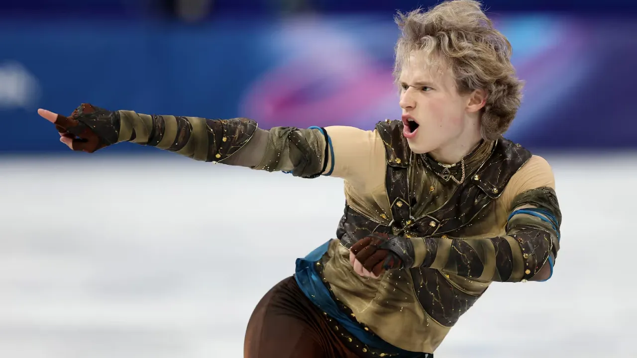 Ilia Malinin turut membantu Amerika Serikat meraih medali emas nomor beregu, bahkan tanpa menampilkan quad axel. (Foto: AP)