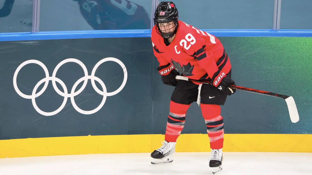 Marie-Philip Poulin mendapat julukan “Captain Clutch” karena tiga kali mencetak gol penentu medali emas Olimpiade. (Foto: AP)