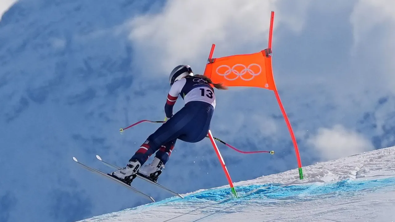 Momen lengan kanan Lindsey Vonn tersangkut di gerbang lintasan yang membuatnya terpelanting jatuh. (Foto: AP)