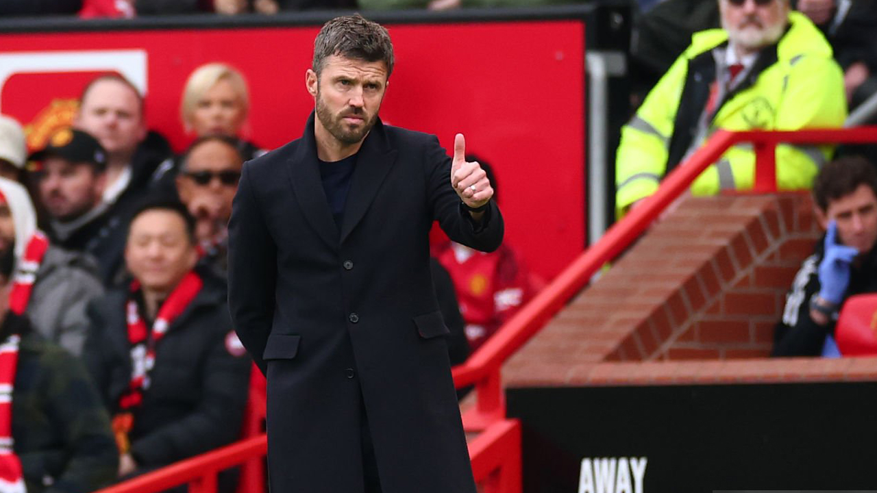 Neville Nilai Michael Carrick Harus Ambil Inisiatif demi Kursi Pelatih MU