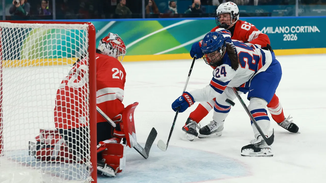 Tim hoki es putri AS yang difavoritkan meraih emas tidak kesulitan menghajar Swiss 5-0 dalam laga Grup A. (Foto: AP)