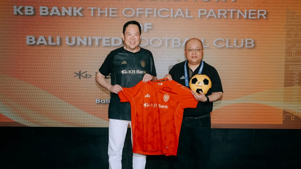 Proses penandatanganan kerja sama antara Bali United dan KB Bank