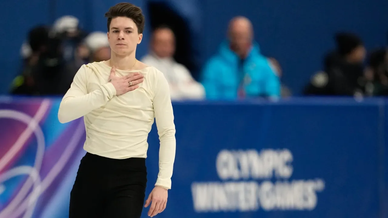 Dalam program pendek putra yang berlangsung di Milano Ice Skating Arena, Maxim Naumov tampil dengan penuh penghayatan. (Foto: AP)