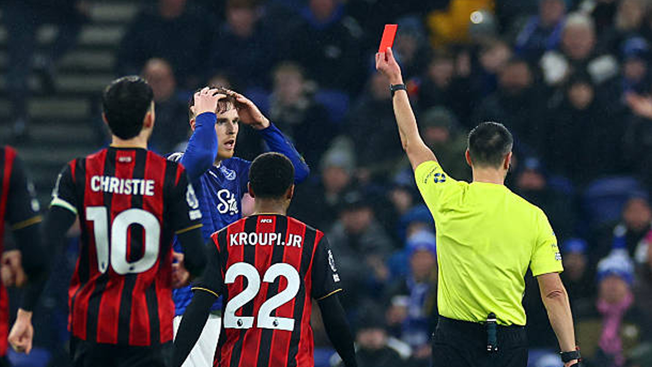 Everton Kalah, David Moyes Enggan Komentari Kartu Merah Jake O'Brien