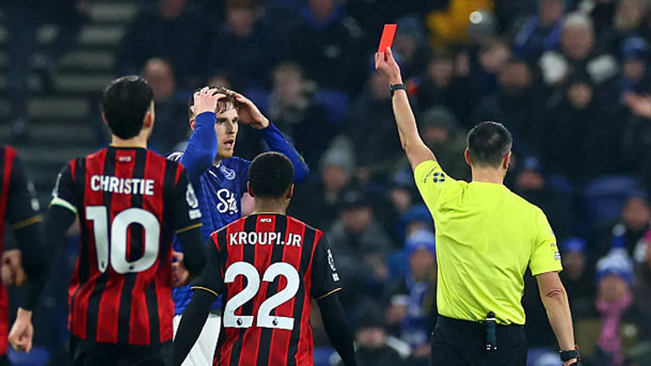 Everton Kalah, David Moyes Enggan Komentari Kartu Merah Jake O'Brien