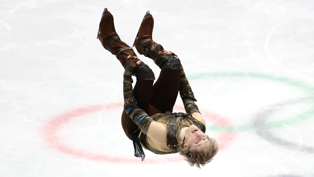 Ilia Malinin mengumpulkan 108,16 poin, ditopang nilai teknik tinggi sebesar 62,35 poin, untuk membuka keunggulan sekitar lima poin atas pesaing terdekatnya. (Foto: AP)