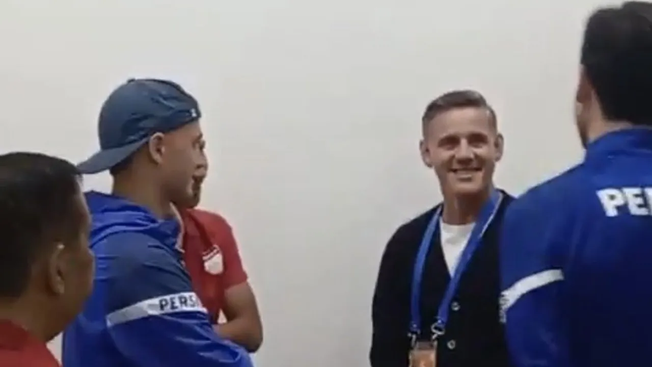 John Herdman berkunjung ke locker room Persib