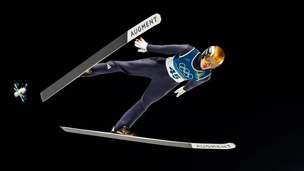 Philipp Raimund mendedikasikan medali emas tersebut untuk keluarganya yang pertama kali mengenalkannya pada lompat ski. (Foto: AP)