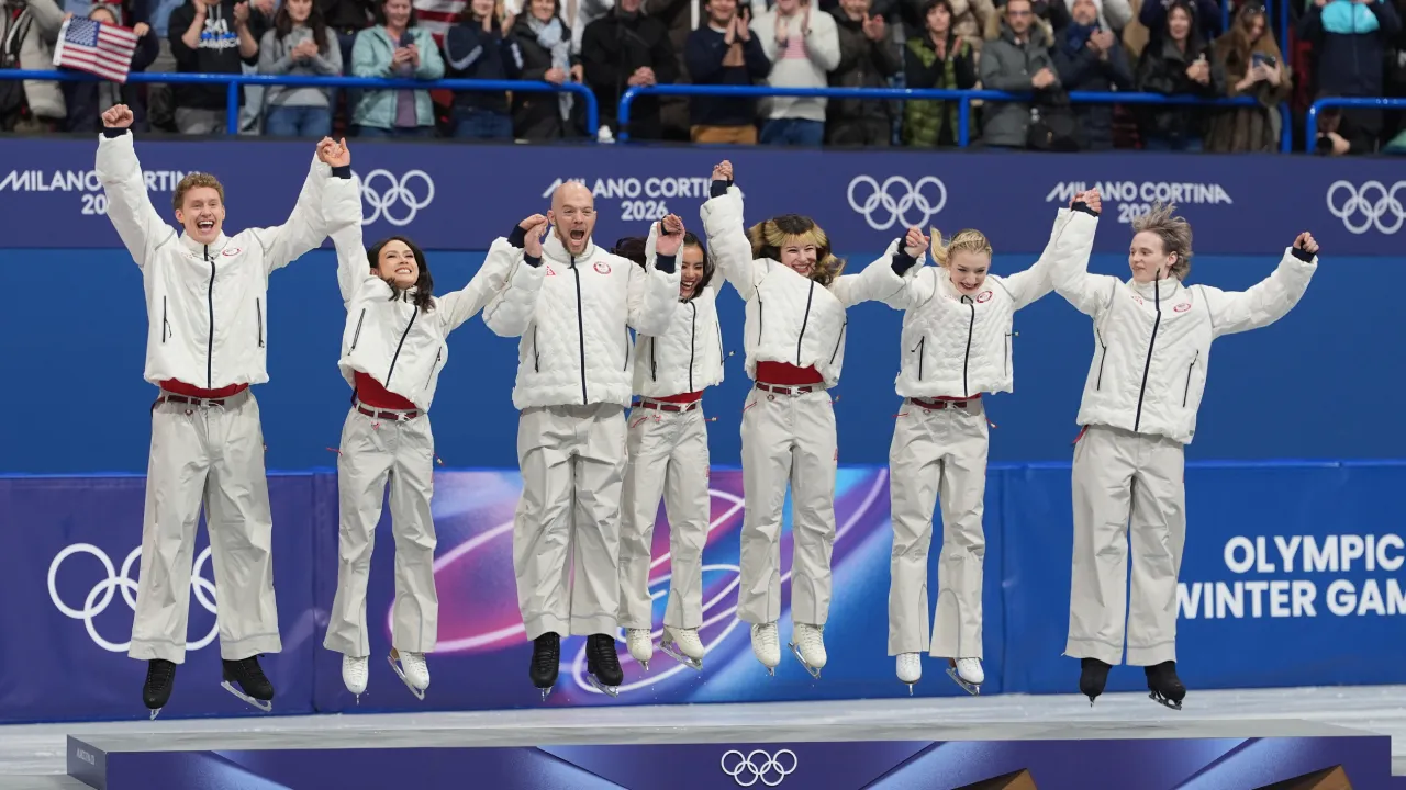 Beberapa pemain seluncur indah AS menemukan goresan kecil pada bilah sepatu mereka saat penyerahan medali Olimpiade di atas podium. (Foto: AP)