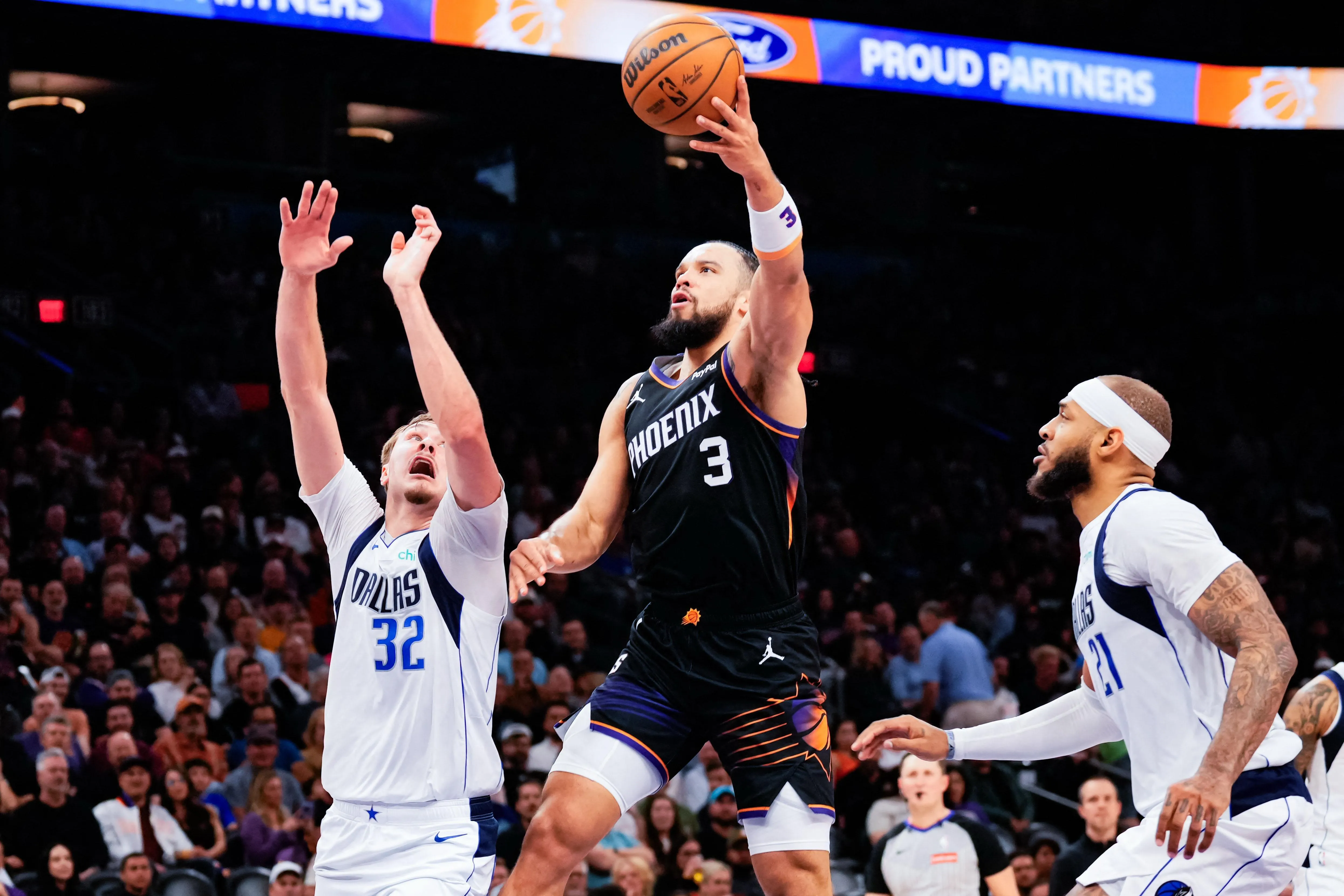 Phoenix Suns Perpanjang Kekalahan Beruntun Mavericks - sumber: (mainbasket)