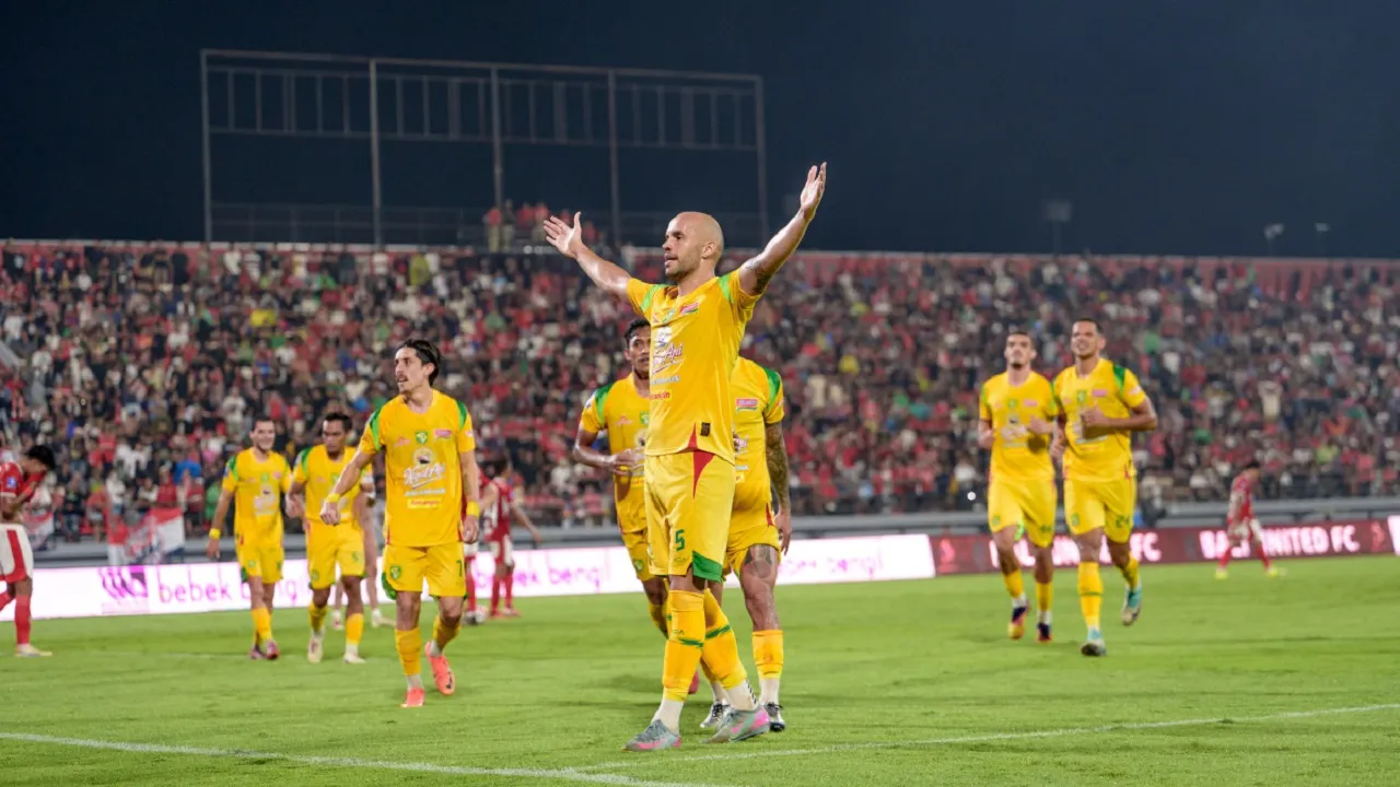 Pemain bertahan Persebaya Surabaya, Risto Mitrevski merayakan gol ke gawang Bali United