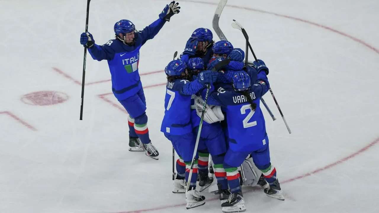 Dalam tim hoki es putra Italia, lebih dari separuh pemain merupakan talenta lokal. Sisanya diisi pemain keturunan. (Foto: AP)