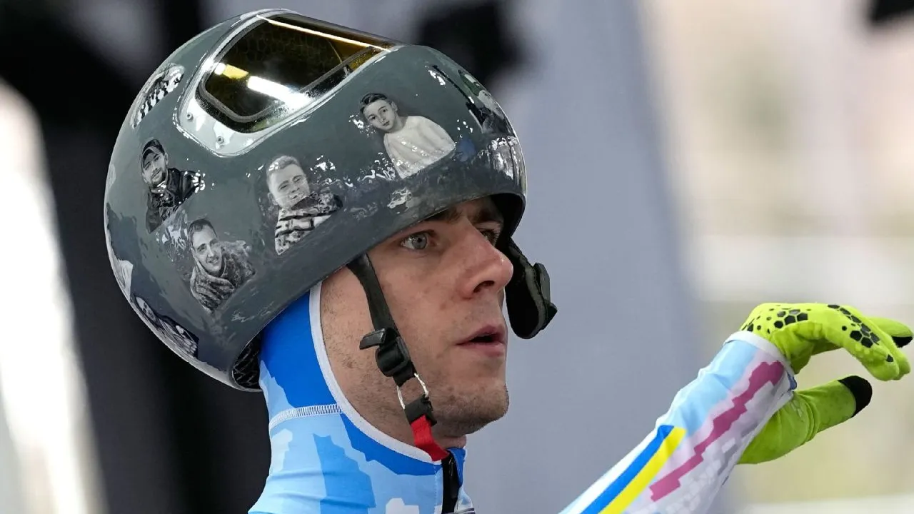 Helm yang dikenakan Vladyslav Heraskevych menampilkan gambar sekitar 20 atlet Ukraina yang meninggal sejak invasi Rusia pada 2022. (Foto: AP)